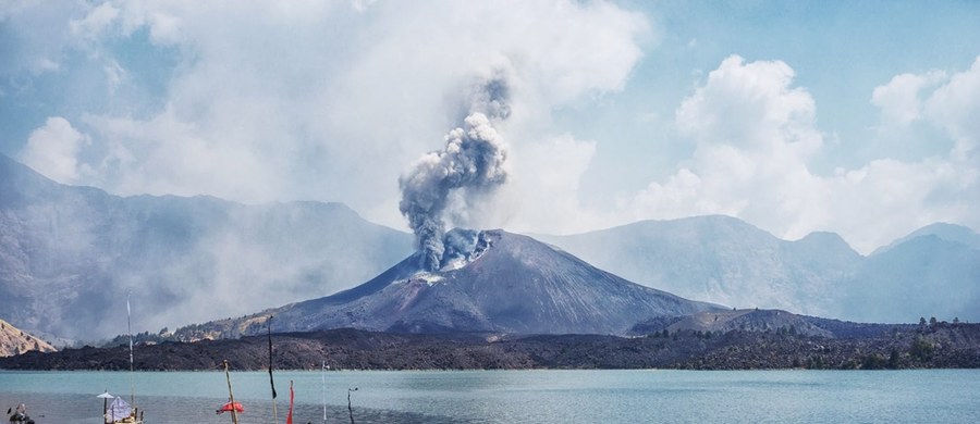 Tysiące turystów utknęło na indonezyjskich wyspach ze względu na paraliż komunikacyjny spowodowany erupcją wulkanu Rinjani na wyspie Lombok. Pył wulkaniczny doprowadził do zamknięcia trzech okolicznych lotnisk, m.in. na popularnej wśród turystów wyspie Bali.