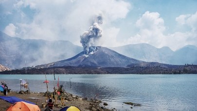 Erupcja wulkanu sparaliżowała lotniska. Tysiące turystów utknęło na wyspach