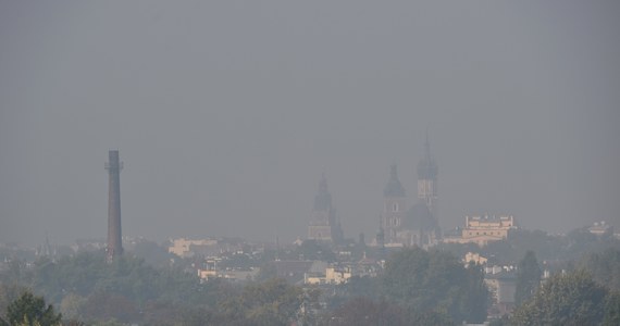 Smog znów zatruwa życie mieszkańcom Krakowa. Władze miasta po pięciu dniach przyznały, że przekroczony został drugi stopień alarmowy w sprawie stężenia pyłu zawieszonego w powietrzu.