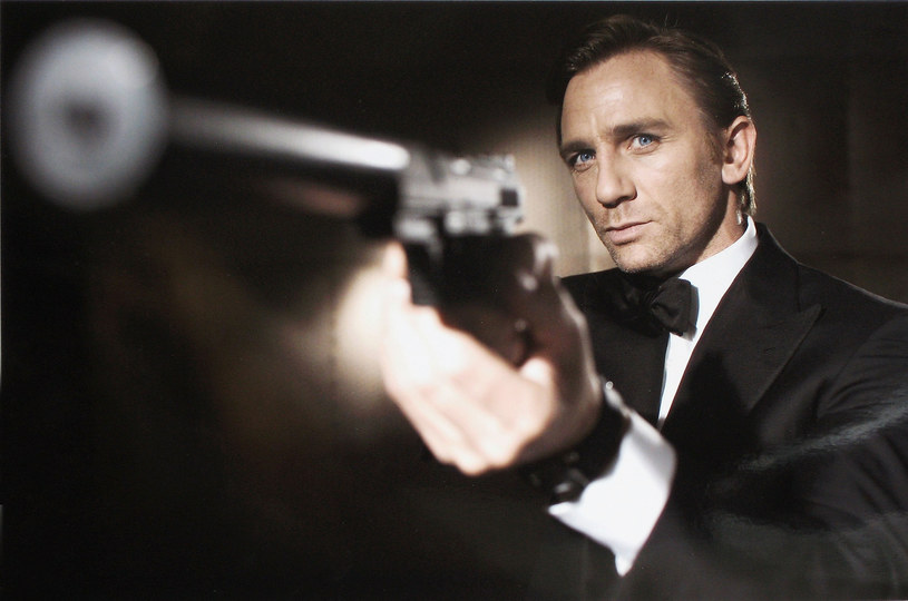 Polscy fani Jamesa Bonda mogą już oglądać kolejną część przygód 007 - "Spectre". Już po raz 24. na ekranach kin gości słynny brytyjski superszpieg. Ogromna kampania reklamowa, która jak zawsze towarzyszy premierze filmu o przygodach Jamesa Bonda, może utwierdzić widza w przekonaniu, że o kulisach powstawania kolejnych produkcji z Danielem Craigiem w roli głównej, wiadomo wszystko. Przedstawiamy jednak kilka mniej znanych faktów, które mogły umknąć uwadze fanów ostatnich filmów o przygodach 007.