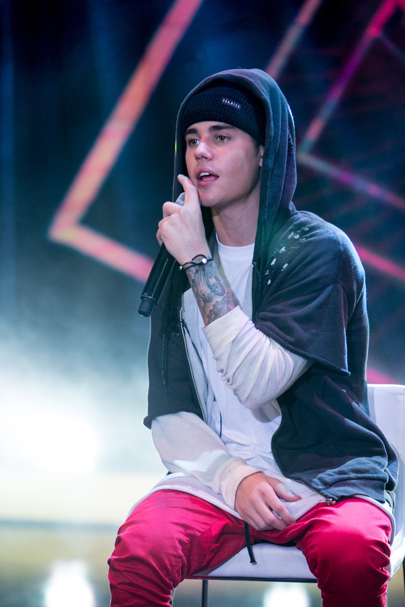 Justin Bieber zdenerwował się podczas swojego koncertu w Hiszpanii, ponieważ publiczność, która wspomagała jego występ oklaskami, robiła to nierytmicznie. Wokalista postanowił zwrócić swoim fanom uwagę. 
