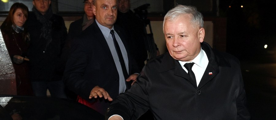 Marzenia o rządach "autorskich", zazwyczaj okazują się mrzonkami. Jeśli ktoś kiedykolwiek wierzył, że Beata Szydło będzie tworzyła rząd według własnych gustów i sympatii, to - przepraszam - wykazywał się naiwnością. To, że to partia będzie miała głos współdecydujący o kształcie gabinetu było dla mnie oczywistą oczywistością. Dziwi mnie jednak towarzysząca tworzenia rządu ostentacja, która dowieść ma ostatecznie i jednoznacznie, kto w tandemie Kaczyński-Szydło ma głos decydujący.