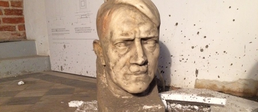 Marmurową głowę Adolfa Hitlera znaleziono podczas prac konserwatorskich w Muzeum Narodowym w Gdańsku. Była zakopana w ziemi w muzealnym wirydarzu. Sensacją jest fakt, że autorem rzeźby jest Josef Thorak - słynny austriacki rzeźbiarz, który służył nazistowskiej III Rzeszy.