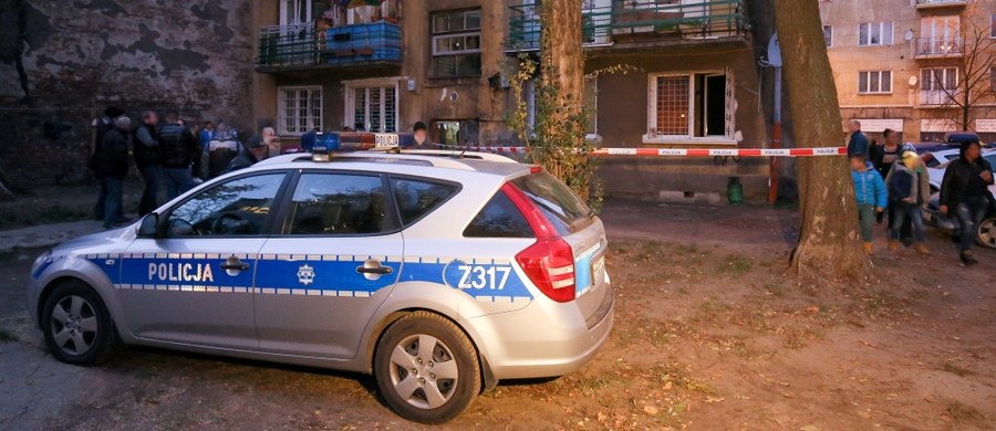 Sześć osób zatrzymanych w sprawie tajemniczej śmierci kobiety i dwójki dzieci na warszawskiej Pradze. Niewykluczone są kolejne zatrzymania. Do tej pory nikt nie usłyszał zarzutów. Prokuratura podejrzewa, że było to morderstwo. Przyczyną śmierci 26-latki było wykrwawienie. Takie są - jak dowiedział się reporter RMF FM - wyniki sekcji zwłok kobiety. Przedwczoraj w mieszkaniu na Stalowej znaleziono ciała 26-latki i dwójki jej dzieci. 