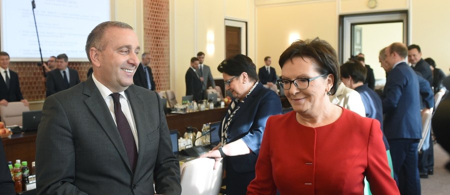 Czwartkowa „Rzeczpospolita” pisze o bitwie we władzach PO. „Szef MSZ montuje koalicję, by zablokować wybór Ewy Kopacz na szefa klubu” – ujawnia dziennik. Podkreśla, że sam Schetyna nie będzie ubiegał się o to stanowisko, ale poprze obecnego wiceministra zdrowia Sławomira Neumanna.