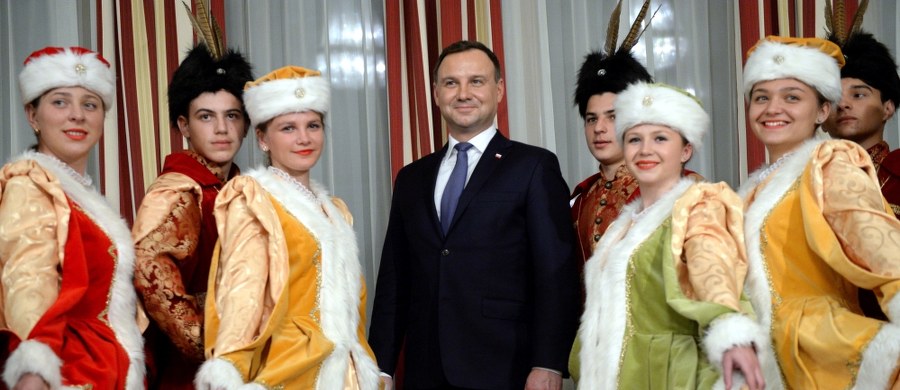  "Uważam, że musimy budować jedność, łączność, musimy wzmacniać nasze więzi" - powiedział prezydent Andrzej Duda podczas spotkania z Polonią w polskiej ambasadzie w Bukareszcie. Podkreślił też, że sprawy Polaków za granicą i Polonii są dla niego niezmiernie istotne, a w jego kancelarii działa Biuro ds. Polonii i Polaków za Granicą.