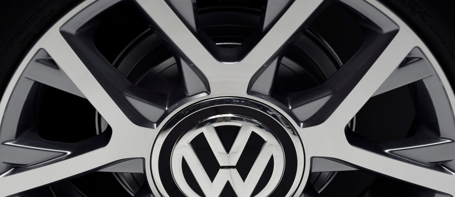 Polska to raj dla Volkswagena. Nasi kierowcy ignorują skandal z emisjami spalin w autach tego koncernu – informuje "Gazeta Wyborcza".