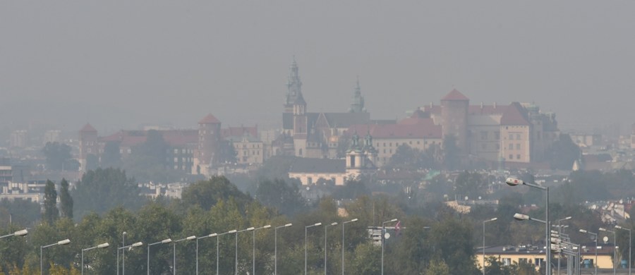 Aż czterokrotnie przekroczone są dziś normy zanieczyszczenia powietrza w Krakowie. Od wczoraj w mieście obowiązuje drugi stopień zagrożenia związany z przekroczeniem norm stężenia pyłu zawieszonego. W związku z tym prezydent Krakowa Jacek Majchrowski zwrócił się do wojewody o wprowadzenie zakazu wjazdu do drugiej obwodnicy miasta samochodom o masie powyżej 3,5 tony.