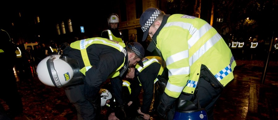 Antykapitaliści z Anonymous protestujący w Londynie, starli się z policją. Zatrzymano 28 osób. Rannych zostało co najmniej 3 funkcjonariuszy. Do starć z policją doszło przed pałacem Buckingham i siedzibą premiera Wielkiej Brytanii, Davida Camerona - donosi agencja AFP.