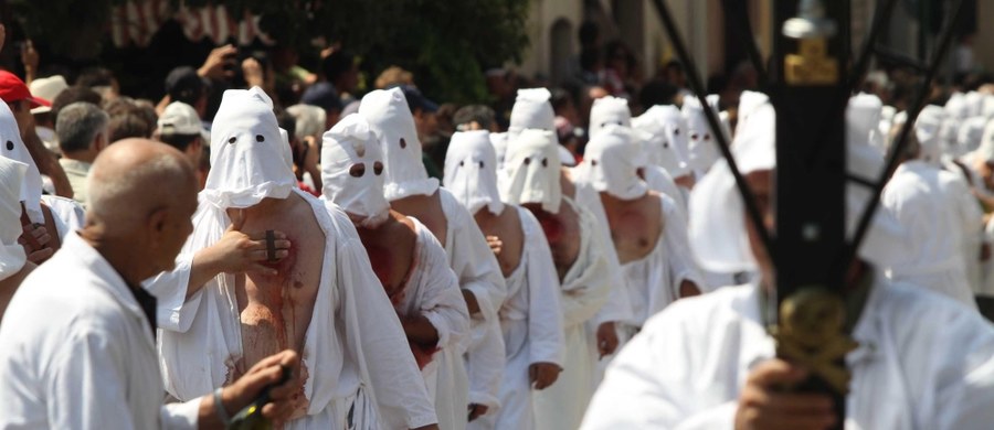 Grupa hakerska Anonymous zamieściła w internecie listę ponad 1000 rzekomych zwolenników Ku-Klux-Klanu (KKK). Hakerzy twierdzą, że opublikowali listę w ramach walki z przemocą na tle rasistowskim.