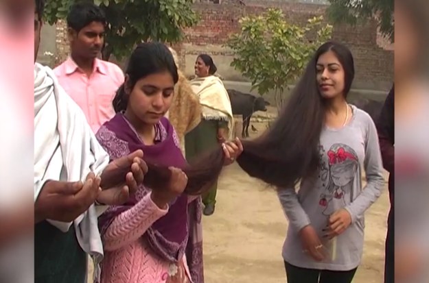 Priya Chaudhary nazywana jest prawdziwą Roszpunką. Dziewiętnastolatka z Indii marzy o posiadaniu najdłuższych włosów na świecie. Priya ma niewiele ponad metr pięćdziesiąt wzrostu. Tymczasem jej włosy osiągnęły już długość 198 centymetrów. Dzięki nim dziewczyna stała się lokalną celebrytką w miejscowości Baghpat na północy Indii. Gdy tylko wychodzi na zakupy, każdy chce sprawdzić, czy długie włosy są prawdziwe. 


Jak przyznaje Hinduska, do pielęgnacji włosów nie używa specjalnych szamponów czy odżywek. Każdego tygodnia naciera je za to olejkiem musztardowym. Utrzymanie tak długich włosów w dobrym stanie nie jest łatwe. Trzy godziny zajmuje ich rozczesanie, a kolejne dwadzieścia minut upięcie koka. 


Decyzję o zaprzestaniu obcinania włosów córki podjęła jej matka, gdy Priya miała dziesięć lat. Dziewczyna marzy o pobiciu rekordu Guinessa w kategorii najdłuższych damskich włosów. Obecny rekord należy do pochodzącej z Chin Xie Quiping, której zmierzono włosy o długości 5 metrów i 62,7 cm. 