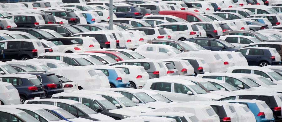 Koncern Volkswagen oświadczył, że wyrówna ewentualne niedobory podatkowe swych klientów. Chodzi o tych, którzy padli ofiarą afery z manipulowaniem pomiarami emisji dwutlenku węgla w sprzedawanych im samochodach.