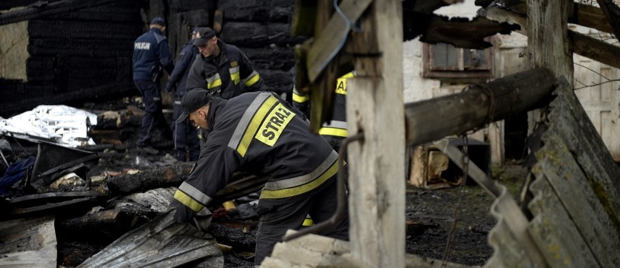 Cztery osoby zginęły w pożarze w miejscowości Smolnik w powiecie sanockim na Podkarpaciu. Spłonął tam drewniany dom jednorodzinnym oraz budynek gospodarczy. Sygnał o zdarzeniu dostaliśmy na Gorącą Linię RMF FM.