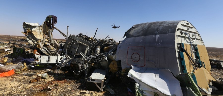 W ostatniej sekundzie nagrania z kokpitu rosyjskiego airbusa, który rozbił się na egipskim półwyspie Synaj, słychać głośny dźwięk - poinformował szef komisji śledczej badającej katastrofę Ajman al-Mukaddam. Zastrzegł, że jest zbyt wcześnie na wnioski. Na konferencji prasowej w Kairze oświadczył, że śledczy w dalszym ciągu rozważają wszystkie możliwe scenariusze katastrofy samolotu z 31 października.