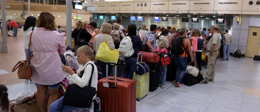 W ciągu ostatnich 24 godzin Moskwa ewakuowała z Egiptu 11 tysięcy rosyjskich turystów - poinformowała agencja RIA-Nowosti, powołując się na wicepremiera Arkadija Dworkowicza. Jeszcze dzisiaj do kraju mają być sprowadzeni kolejni Rosjanie.