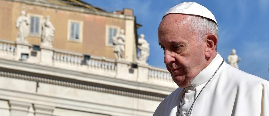 Papież Franciszek potępił rozpowszechnienie tajnych dokumentów o finansach Watykanu. Przemawiając do tysięcy wiernych podczas spotkania na Anioł Pański, w bezpośredni sposób odniósł się do szeroko dyskutowanego skandalu Vatileaks.