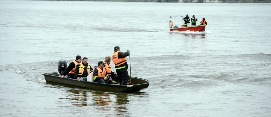 Łódka wywróciła się na jeziorze Ostrowąs w pobliżu Aleksandrowa Kujawskiego w woj. kujawsko-pomorskim. Za burtę wyskoczyły trzy osoby - kobieta i dwóch mężczyzn. 26-latce udało się dopłynąć do brzegu. Wieczorem strażacy przerwali poszukiwania 25- i 31-latka. Informację o tym zdarzeniu dostaliśmy na Gorącą Linię RMF FM.