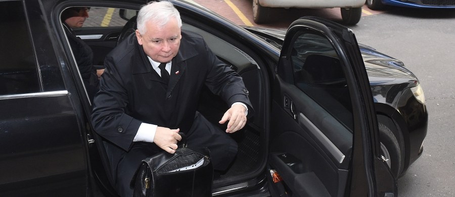 Jarosław Kaczyński od dawna ma przygotowane dwa składy gabinetu Beaty Szydło – pisze w poniedziałkowym wydaniu „Fakt”. Jeden na wypadek, gdyby po kilku miesiącach pojawiły się problemy, przez które rząd mógłby upaść. Wtedy ster władzy przejmie sam prezes PiS. Drugi – z założeniem, że będzie on trwał pod przewodnictwem Szydło do końca kadencji. 