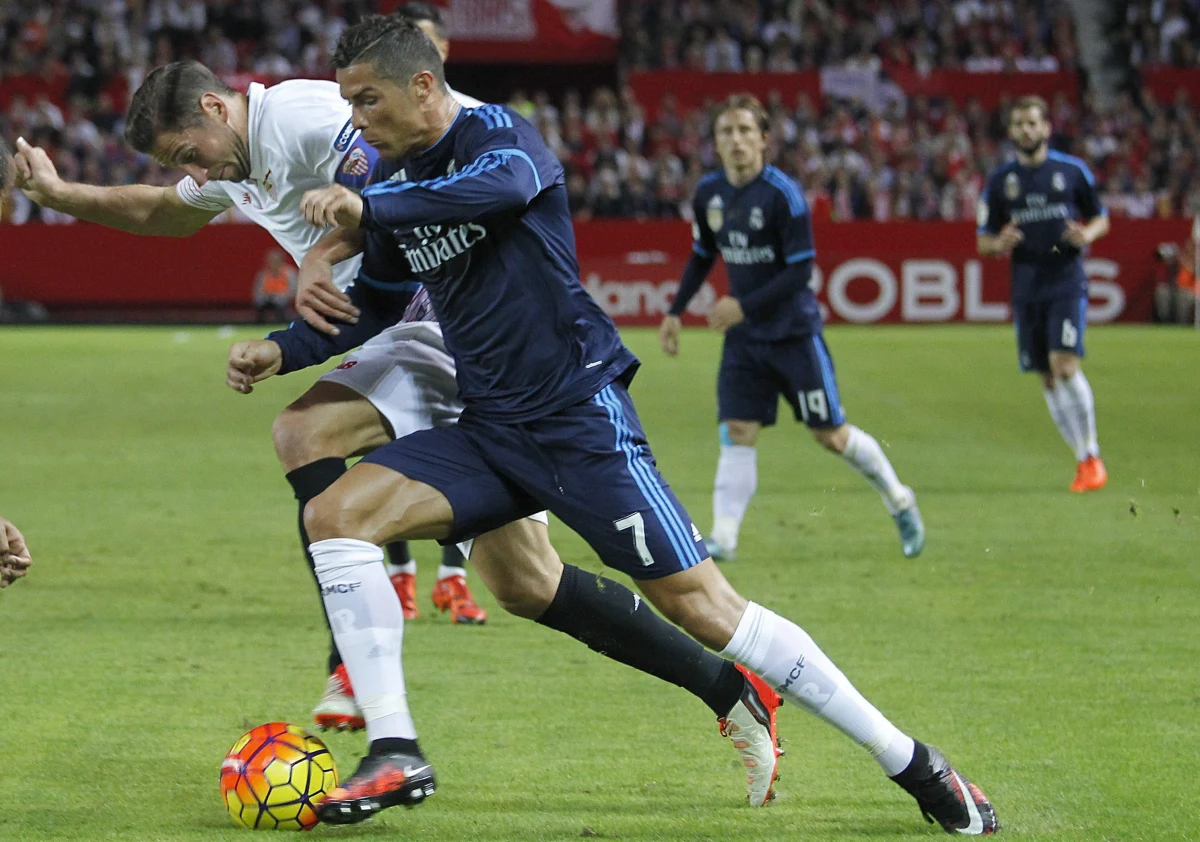 Piłkarze Realu Madryt ponieśli pierwszą porażkę pod wodzą trenera Rafaela Beniteza. W 11. kolejce przegrali na wyjeździe z Sevillą 2:3. W barwach gospodarzy cały mecz rozegrał Grzegorz Krychowiak. Liderem hiszpańskiej Primera Division została Barcelona.