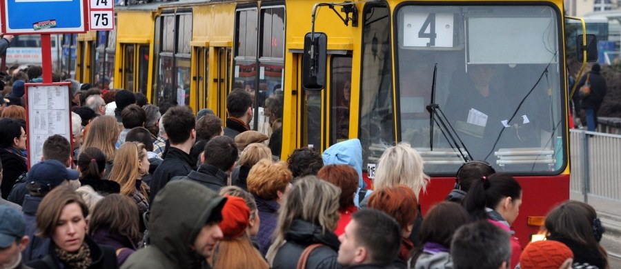 Osoby dojeżdżające do pracy pociągiem i miejską komunikacją zbiorową są przeciętnie zdrowsze niż kierowcy samochodów, piesi czy nawet rowerzyści. Takie, nieco zaskakujące wyniki badań ogłosili właśnie, podczas spotkania American Heart Association's Scientific Sessions 2015 w Orlando, naukowcy z Japonii. Ich obserwacje pokazują, że odpowiednia organizacja komunikacji zbiorowej w mieście może mieć istotne znaczenie dla zdrowia jego mieszkańców.