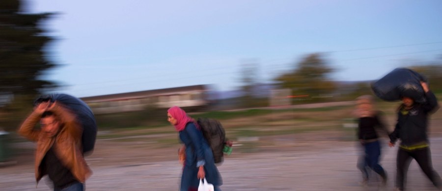 Ile tego kupili i rozdali nawet nie są w stanie policzyć. Ciepłe buty, kurtki, czapki i rękawiczki zawiozła dzieciom imigrantów trójka młodych Polaków. Właśnie wrócili z Bałkanów. Widzieliśmy rzeczy, po których już nic nie będzie takie samo – opowiadają reporterce RMF FM.