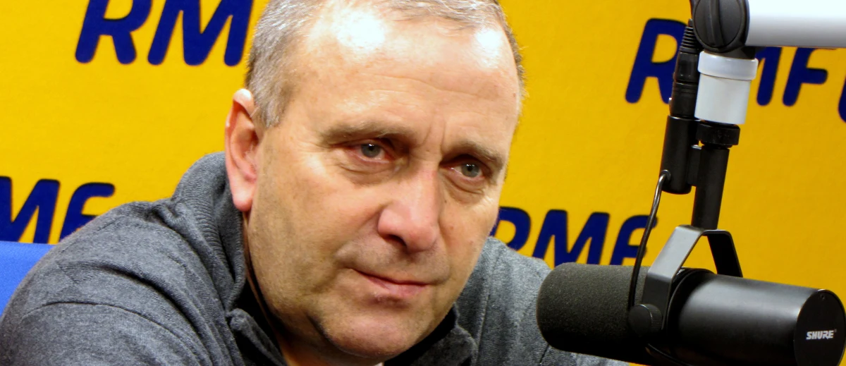 "W rządzie Beaty Szydło znalazły się najtwardsze i najtrudniejsze nazwiska. Nikt nie był w stanie wyobrazić sobie, że wszyscy w pakiecie znajdą się w jednym rządzie" - mówi w Kontrwywiadzie RMF FM szef MSZ Grzegorz Schetyna. Jego zdaniem, nowy rząd to "crème de la crème PiS-u". "Jak patrzę na ostatnie aktywności zespołu PiS, to widzę, że będzie się czym zajmować. Opozycja będzie miała dużo do zrobienia" - dodaje Schetyna. Jego zdaniem, jeśli Polska ma być krajem normalnym, chroniącym wolności i dorobek 26 lat, to nowy rząd "jest zagrożeniem". "Będą mieli 100 dni, przedstawią expose, a potem będziemy się nimi zajmować" - mówi odchodzący minister. Pytany o unijny szczyt i pierwsze posiedzenie Sejmu, odpowiada: "Data pierwszego szczytu była znana już w kwietniu, a kilka dni temu Donald Tusk dołożył do niego jeszcze 3-godzinne spotkanie odnośnie uchodźców". "Poinformowaliśmy o tym prezydenta 4-5 listopada, ale było zbyt późno, żeby móc reagować" - mówi szef MSZ. Jego zdaniem, "doszło do nieporozumienia, które wynikało z braku konsultacji". "Polska powinna być reprezentowana na szczycie. Albo Ewa Kopacz, albo Andrzej Duda będą na szczycie, jesteśmy przed decyzją" - dodaje Schetyna.