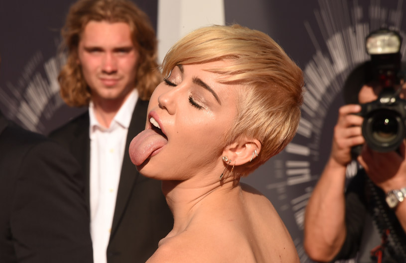  W sobotę, 7 listopada, Miley Cyrus była jednym z gości gali LGBT Vanguard Awards 2015 w Los Angeles. Znana ze skandali wokalistka postanowiła polizać wystawiony tam na aukcję fortepian, celem zwielokrotnienia jego wartości. Chyba się udało, bowiem instrument sprzedano za 50 tysięcy dolarów. 