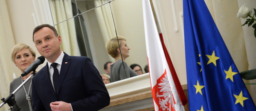 Nie widzę powodów do zmiany decyzji ws. terminu pierwszego posiedzenia Sejmu - oświadczył prezydent Andrzej Duda. Premier ma możliwość wyjazdu na szczyt i złożenia dymisji w trakcie posiedzenia Sejmu - pisemnie lub osobiście - dodał. 