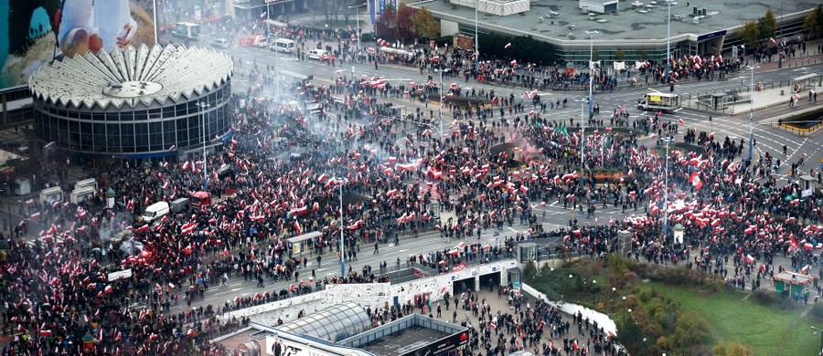 Co najmniej 35 tysięcy wzięło udział w Marszu Niepodległości w Warszawie. Demonstracja, która zakończyła się wiecem na błoniach Stadionu Narodowego, przebiegła spokojnie. W tłumie widać było wielu młodych ludzi, ale też rodziny z dziećmi. Część osób miała jednak zakryte twarze. Manifestanci nieśli m.in. hasła "Wolimy kotleta od Mahometa" ze zdjęciem schabowego i skandowali "Nie islamska, nie laicka, tylko Polska katolicka", "Nadchodzi Marsz Niepodległości" i "Polska, biało-czerwoni i "Tak świętują Polacy". Zobaczcie zapis naszej minuty po minucie. 
