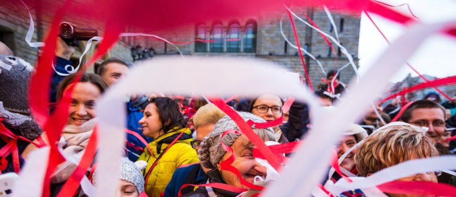 Marsz Niepodległości nie był jedynym, który przeszedł ulicami stolicy. Ponad 400 rekonstruktorów w strojach historycznych i zabytkowe pojazdy, m.in. auta pancerne z okresu powstania wielkopolskiego i warszawskiego, wzięły udział w defiladzie historycznej. Równie barwne, niepodległościowe uroczystości odbyły się także w innych miastach kraju, m.in. we Wrocławiu, Poznaniu i Gdańsku. 
