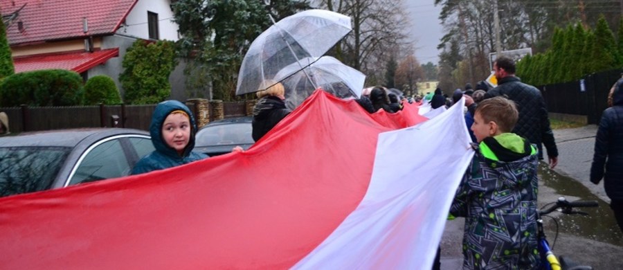 11 listopada, w Narodowe Święto Niepodległości, zaprosiliśmy Was do wzięcia udziału w patriotycznej akcji RMF FM i Muzeum Józefa Piłsudskiego w Sulejówku. Tego dnia wszystkie drogi prowadziły do tego miasta. Nasi reporterzy z czterech stron Polski wyruszyli szlakami odzyskania niepodległości do Muzeum Józefa Piłsudskiego. Po drodze rozdawali ciasta "Niepodległościówki". Udało się nam także pobić rekord w rozwinięciu najdłuższej flagi narodowej.