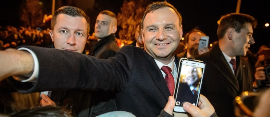 Wierzę głęboko, że będę mógł wraz z tym rządem przyczynić się do naprawy Rzeczypospolitej - mówił prezydent Andrzej Duda w Białej Podlaskiej. Dodał, że za gabinet PiS, który powstanie za kilka dni, będzie to "rząd równowagi" z "bardzo dobrym premierem" Beatą Szydło.