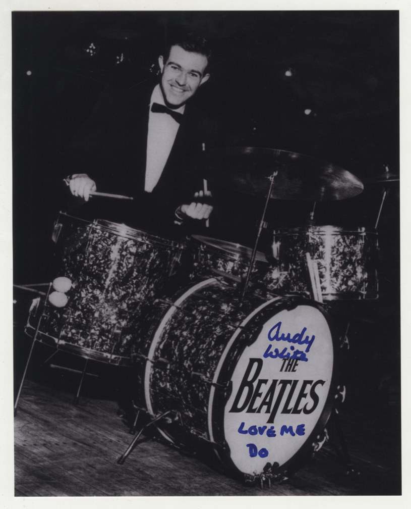 Szkocki muzyk Andy White, który w 1962 roku akompaniował jako perkusista przy nagrywaniu przez rozpoczynających wtedy swoja karierę Beatlesów przeboju "Love Me Do", zmarł w wieku 85 lat. Informację przekazała BBC powołując się rodzinę muzyka. 