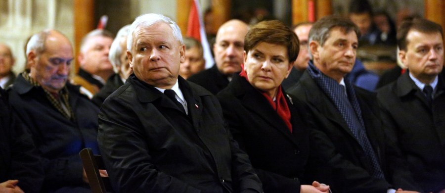 Od Macierewicza po Morawieckiego. Od Ziobry po Szałamachę. Choć nowy gabinet ma w swoim składzie, co najmniej kilka nowych i ciekawych nazwisk, to jego trzon stanowi mocna reprezentacja partii rządzącej. Tak mocna, że trudno nie mieć wrażenia, że pierwszy skład gabinetu Beaty Szydło ma być niczym pierwsza linia falangi. Ta, która bierze na siebie impet nieprzyjaciela, w której trup ścieli się gęsto, ale która szybko potrafi być zastąpiona przez hoplitów z kolejnych szeregów. 