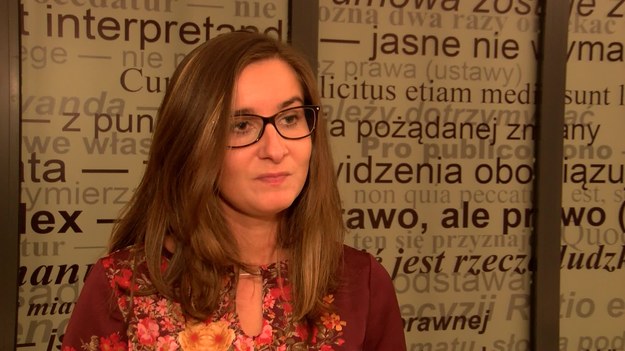 Reklamy suplementów diety pojawiają się w mediach w coraz częściej i obiecują konsumentom osiągnięcie szybkich efektów, np. zgubienie dodatkowych kilogramów. Jednak czy rzeczywiście powinniśmy polegać i ufać suplementom diety? 


- To nie są lekarstwa! Suplementy diety są środkami spożywczymi. W związku z tym na pewno nie wyleczą wszystkich chorób, na które zapadamy; nie uzdrowią nas i nie będą remedium na wszystkie dolegliwości – tłumaczy Agnieszka Majchrzak z Urzędu Ochrony Konkurencji i Konsumentów. Należy pamiętać o tym, że reklamy suplementów diety nie powinny wprowadzać konsumentów w błąd i przypisywać sobie takich właściwości, jakie mają leki. 


Agnieszka Majchrzak podkreśla również, że suplementy są skierowane do specyficznej grupy konsumentów: osób wrażliwych, które często zapadają na różnego rodzaju choroby. Tacy nadwrażliwcy, poza lekami przepisanymi przez lekarza, zazwyczaj na własną rękę wybierają suplementy, które znają jedynie z reklam. Niestety te często okazują się szkodliwe dla organizmu. 
