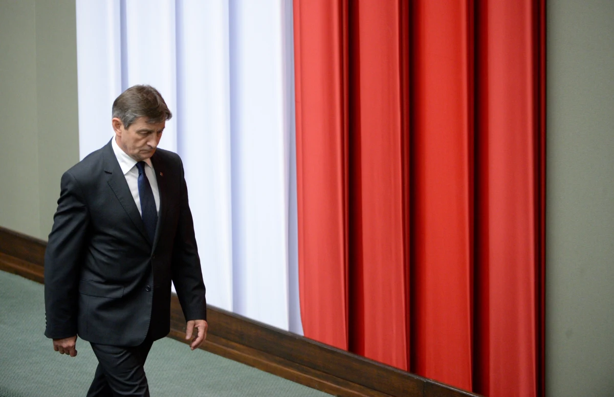 Rozpoczęło się pierwsze posiedzenie Sejmu i Senatu nowej kadencji. Posłowie i senatorowie złożyli już ślubowanie. Premier Ewa Kopacz złożyła także dymisję swojego rządu, a prezydent ją przyjął. Była premier poinformowała również, że Sławomir Neumann został szefem klubu parlamentarnego PO. 