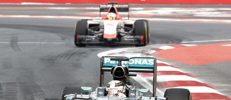 Pewny już drugiego z rzędu tytułu mistrzowskiego kierowca Formuły 1 Lewis Hamilton miał niegroźny wypadek samochodowy w Sao Paulo, gdzie w niedzielę odbędzie się przedostatnia w tym sezonie eliminacja cyklu. Brytyjczyk zapewnił, że nie odniósł obrażeń.