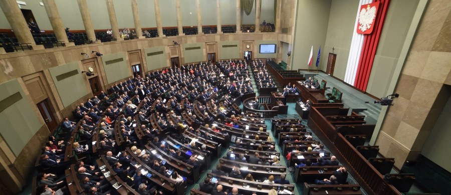 Posłowie VIII kadencji dopiero rozpoczęli pracę, a niezrzeszony poseł Janusz Sanocki już rozśmieszył innych parlamentarzystów zaskakującym wnioskiem. Chce, żeby w piątek Sejm pracował tylko go godziny 12. 