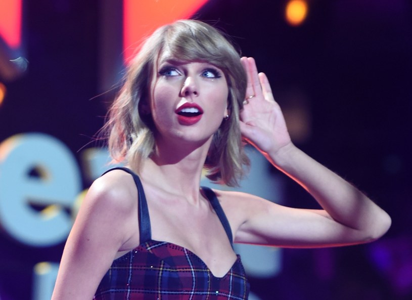 Wokalista Jesse Braham pozwał Taylor Swift za wykorzystanie jego słów w utworze "Shake It Off". Mężczyzna żądał 42 mln dolarów odszkodowania, jednak jego wniosek został odrzucony. Sędzia w uzasadnieniu swojej decyzcji wykazała się dużym poczuciem humoru, cytując w nim fragmenty piosenek amerykańskiej wokalistki. 