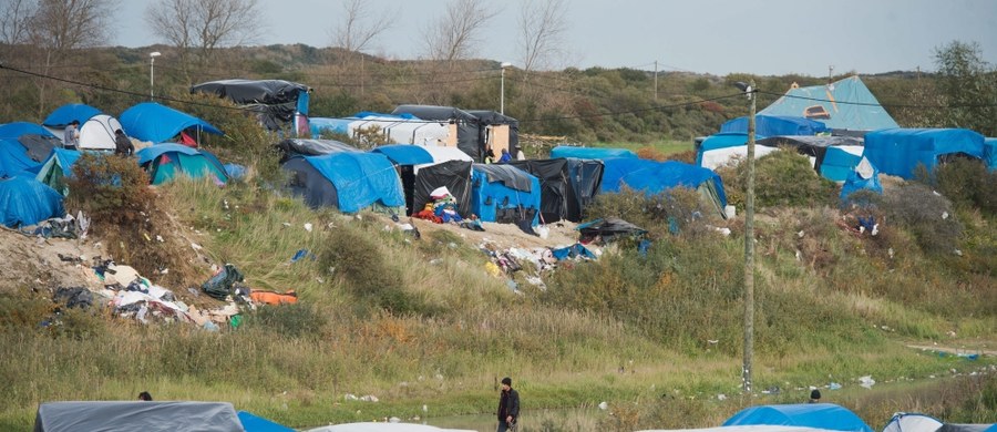 Ruszyło instalowanie ogrzewanych baraków, kranów z wodą pitną i toalet w wielkim obozowisku imigrantów zwanym „Nową Dżunglą” w Calais. Będzie to kosztowało francuski rząd i Unię Europejską ponad 18 milionów euro.