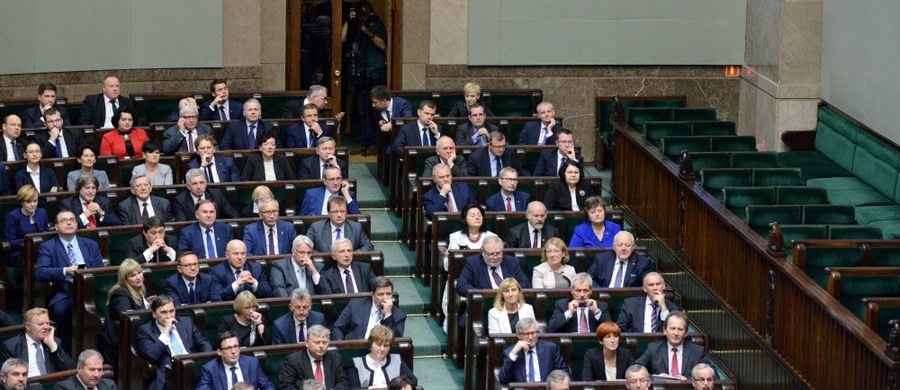 W sejmowej komisji służb specjalnych zasiądzie maksymalnie siedmiu posłów, o dwóch mniej niż w poprzedniej kadencji. Posłowie zmienili w piątek regulamin izby. Znieśli też - przy sprzeciwie opozycji - zasadę rotacyjnego przewodniczenia speckomisji.