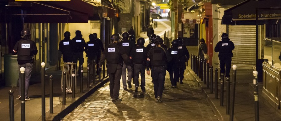 W serii zamachów terrorystycznych, do których doszło w piątek wieczorem w Paryżu, zginęło co najmniej 120 osób. Ataki przeprowadzono w różnych miejscach miasta, m.in. w pobliżu Stade de France i w sali koncertowej Bataclan, gdzie wzięto zakładników. W szpitalach wciąż pozostają dziesiątki rannych, wśród których wielu jest w stanie krytycznym. AFP pisze o 200 rannych. 