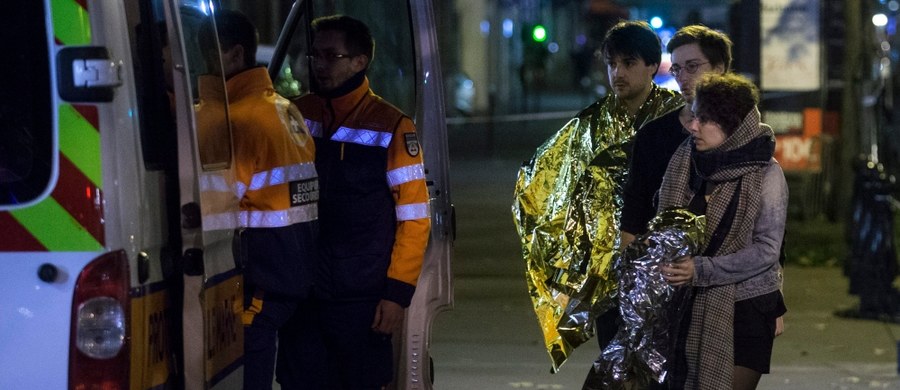 "Byliśmy w barze, usłyszeliśmy huk, myśleliśmy, że to petardy. Odwróciliśmy się i wtedy zobaczyłem dwóch młodych mężczyzn - nie starszych niż w wieku 25, z kałasznikowami w rękach..." - relacjonuje jeden ze świadków, który przeżył jeden z wieczornych zamachów w Paryżu. Łącznie w pięciu atakach zginęło co najmniej 128 osób. Przeszło 200 zostało rannych, 80 z nich jest w stanie ciężkim. 