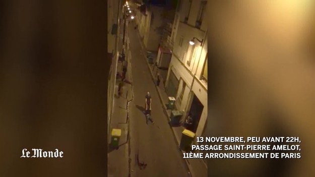 Reporter Le Monde nagrał grupę ludzi uciekających z sali Bataclan, zdesperowani próbowali także wydostać się przez okna. Na nagraniu widać także rannych i zabitych podczas ataku.



