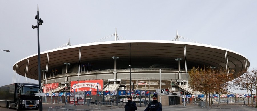 Co najmniej jeden z zamachowców-samobójców, którzy doprowadzili do eksplozji przed Stade de France miał bilet na spotkanie Francja - Niemcy i chciał wejść na stadion - podaje "The Wall Street Journal". Dziennik powołuje się na informacje od osób z ochrony areny. 