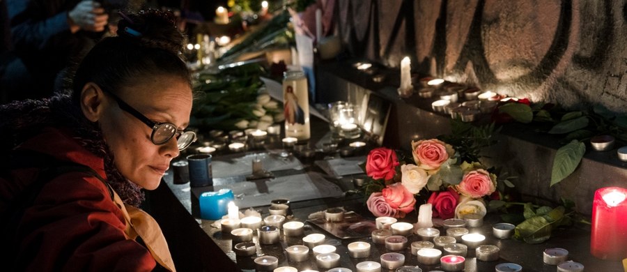 W sobotę wieczorem mieszkańcy Paryża zebrali się na Placu Republiki w centrum miasta, by oddać hołd ofiarom piątkowych zamachów. Zapalali znicze i składali kwiaty. Przyszli mimo policyjnych ostrzeżeń przed gromadzeniem się w miejscach publicznych.