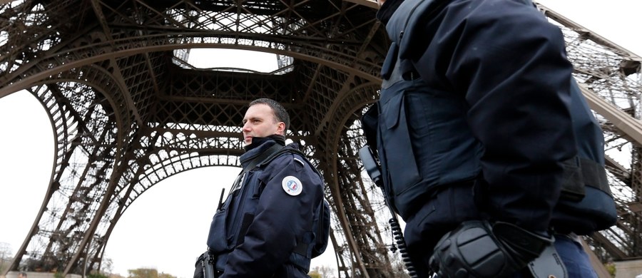 Przed godziną 22 w sobotę pojawiły się niepokojące informacje o ewakuacji okolic Wieży Eiffla. Świadkowie mówili o dużych siłach policyjnych, które zgromadziły się w pobliżu. Przeszukane miały zostać pokoje w pobliskim Pullman Hotel. Teren został otoczony przez antyterrorystów. Zamknięta została też stacja metra Champs de Mars w centrum Paryża.