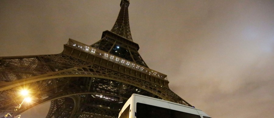 Francuska policja gorączkowo poszukuje jednego ze sprawców serii ataków terrorystycznych w Paryżu. Według francuskich mediów chodzi o jednego z napastników, którzy zaatakowali tłum na ulicy i w restauracjach. Na wolności może jednak pozostawać jeszcze jeden sprawca. 