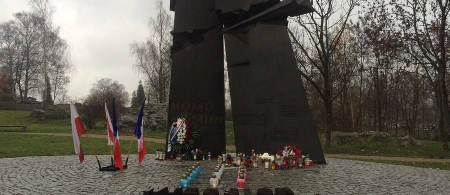 Znicze, kwiaty i francuskie flagi przynoszą mieszkańcy Kielc przed pomnik "Homo Homini". Upamiętnia on ofiary zamachów terrorystycznych na Nowy Jork z 11 września 2001 roku. 