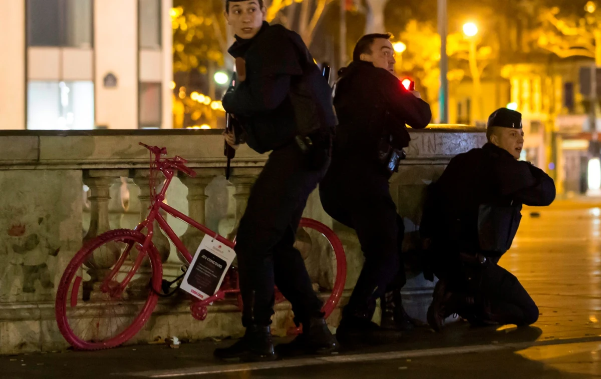 Belgia wydała w niedzielę międzynarodowy list gończy za 26-letnim urodzonym w Brukseli Salahem Abdeslamem, który był zamieszany w piątkowe zamachy w Paryżu. Jednocześnie paryska prokuratura poinformowała, że zidentyfikowano tożsamość kolejnych dwóch zamachowców. 